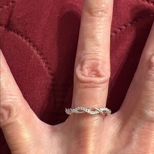 Size 6 Elegant Silver Twisted Band Ring